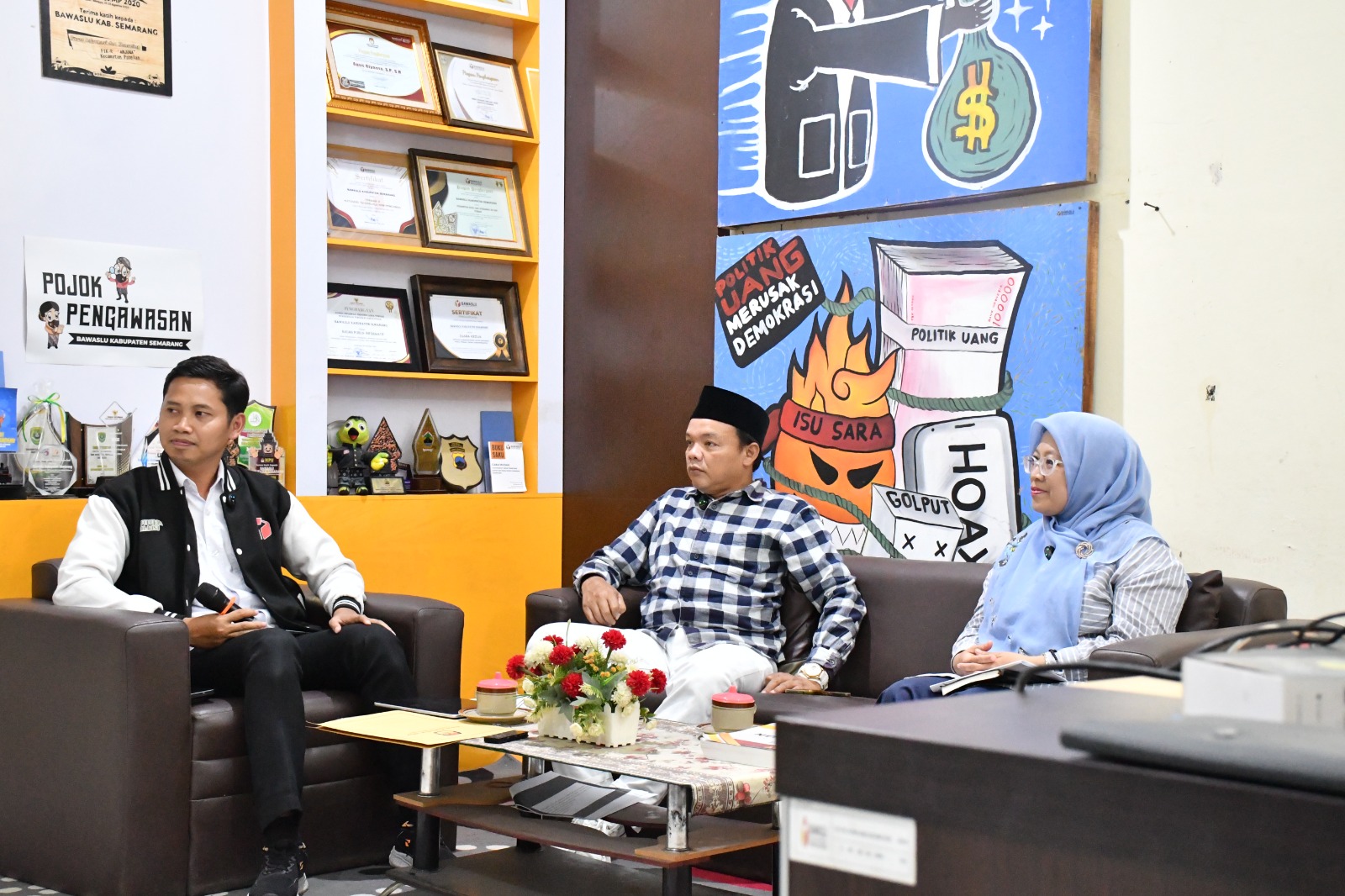 Kordiv Hukum dan Penyelesaian Sengketa Bawaslu Kabupaten Semarang, Ummi Nu'amah, S.Pd. bersama Mohammad Talkhis, S.Pd. Selaku anggota KPU Kabupaten Semarang Bidang Teknis Penyelenggaraan Pemilu Saat menjadi Narasumber Podcast Bawasantai yang tayang di Kanal Youtube Bawaslu Kabupaten Semarang Jumat, (27/02/2026)