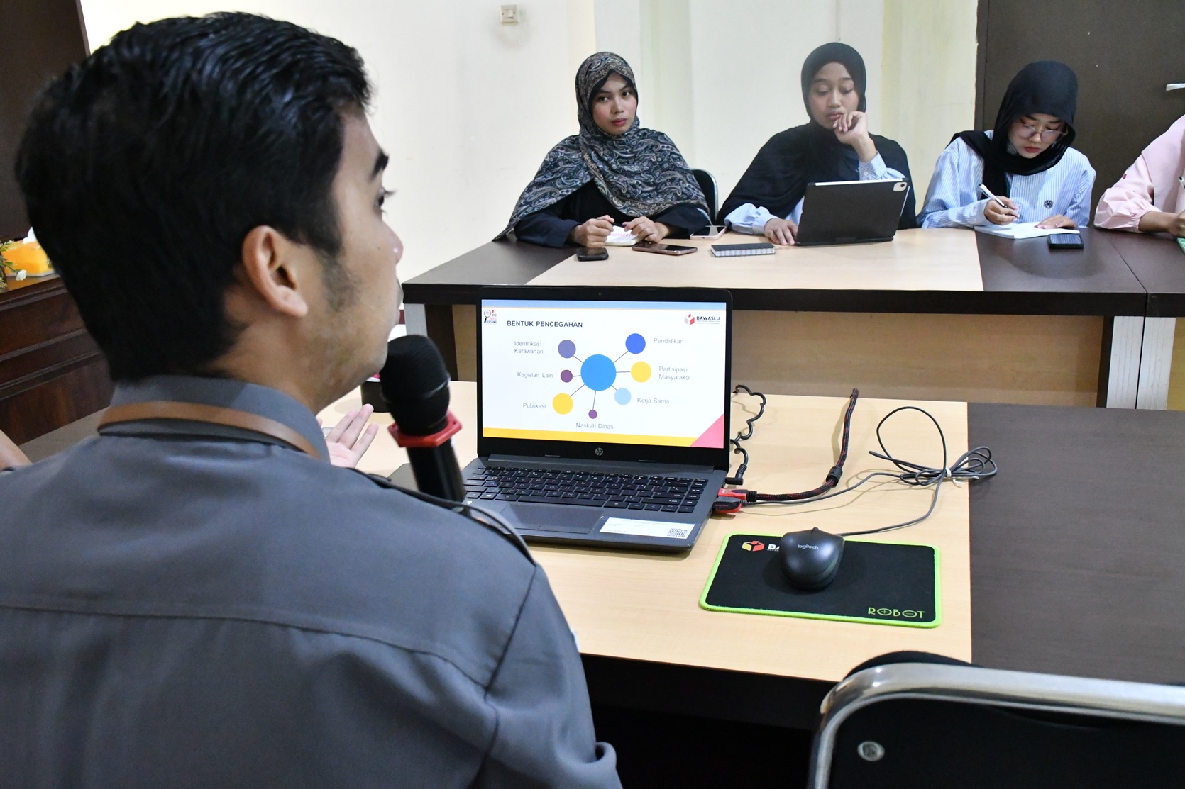 Staf Bawaslu Kabupaten Semarang, Noor M Nasyar menjadi narasumber dalam kegiatan P2P Bawaslu Kabupaten Semarang pada Selasa, 10 Februari 2026