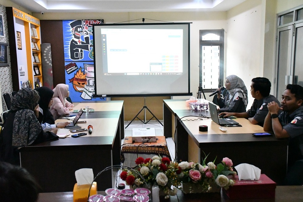 Suasana pengarahan oleh Kasubag Pengawasan Pemilu dan Humas Bawaslu Kabupaten Semarang