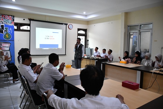 Suasana Rabu Smart dengan tema Public Speaking pada Rabu, 11 Maret 2026.