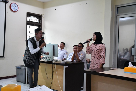 Peserta Rabu Smart Bawaslu Kabupaten Semarang mempraktikkan public speaking pada Rabu, 11 Maret 2026.