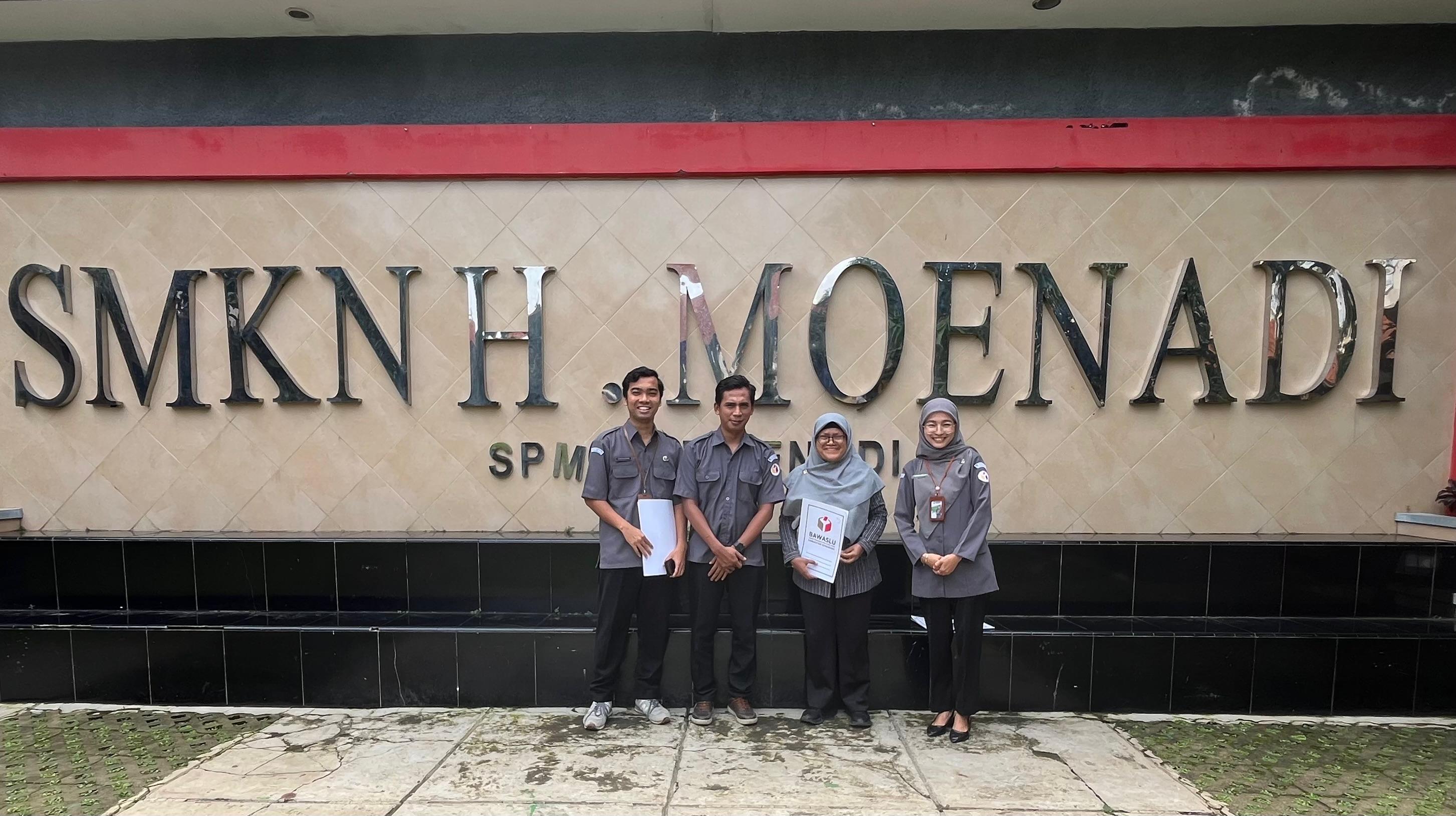 Foto bersama antara Bawaslu Kabupaten Semarang dan SMK  N H. Moenadi Ungaran