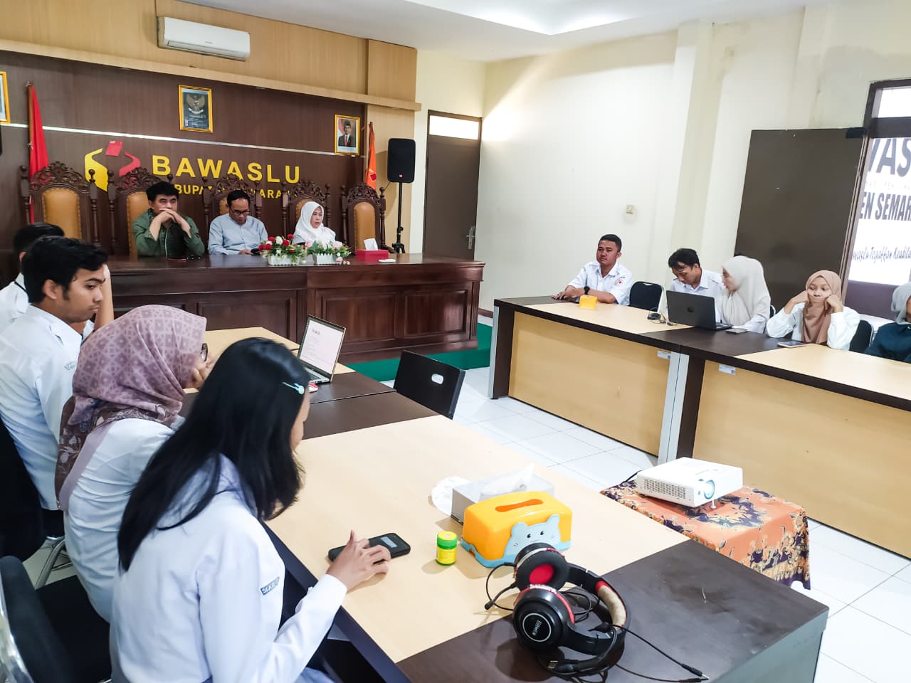 Suasana kegiatan Rabu Smart dengan tema Pelatihan Host dan Moderator bagi jajaran sekretariat pada Rabu, 4 Maret 2026.