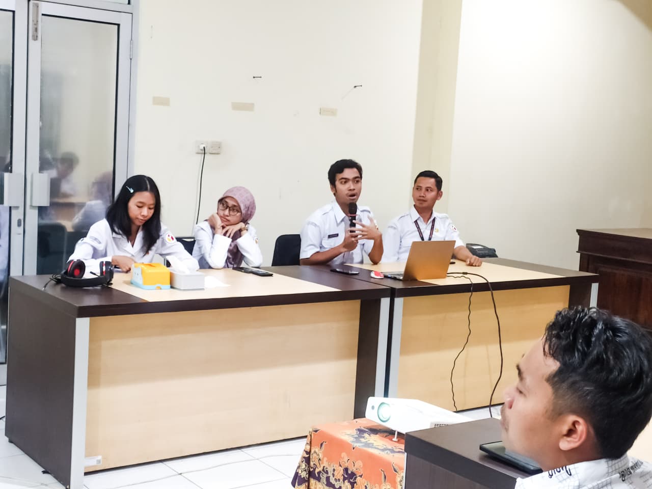 Noor M. Nasyar menjadi narasumber pelatihan host dan moderator di kegiatan Rabu Smart pada Rabu, 4 Maret 2026