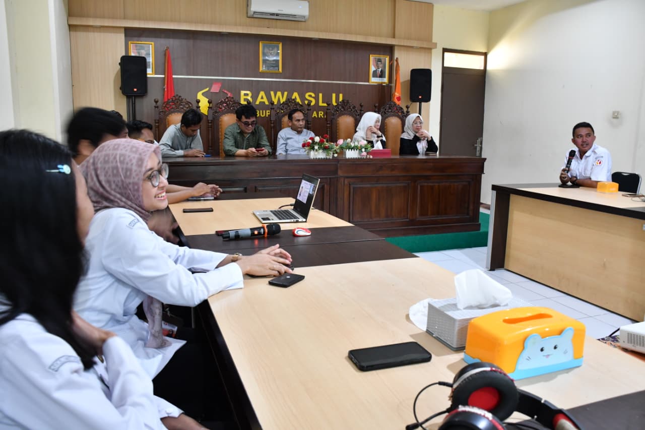 Staf sekretariat Bawaslu Kabupaten Semarang praktik menjadi moderator pada kegiatan Rabu Smart.