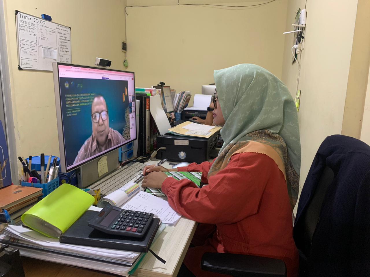 Bendahara Bawaslu Kabupaten Semarang, Rika Ayu Lestari mengikuti Sosialisasi dan Bimbingan Teknis (Bimtek) yang diselenggarakan oleh Kantor Pelayanan Perbendaharaan Negara (KPPN) Semarang I secara daring melalui Zoom Meeting pada Kamis, 5 Maret 2026. 