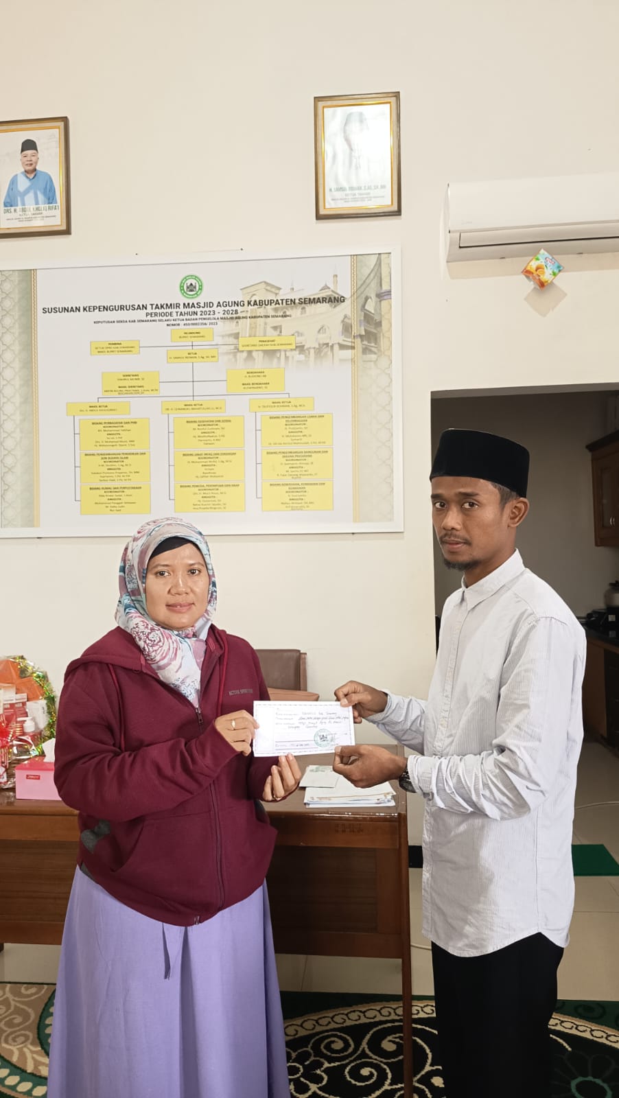 Bawaslu Kabupaten Semarang diwakili oleh Staf Sekretariat, Dwi Astuti menyerahkan donasi kepada perwakilan pengurus Masjid Agung Al-Mabrur Kabupaten Semarang pada 5 Maret 2026.