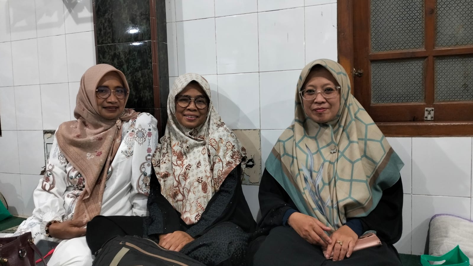 Anggota Bawaslu Kabupaten Semarang, Ummi Nu’amah (pertama kanan), menghadiri kegiatan Tarawih Silaturahim Ramadhan (Tarkhim) yang dilaksanakan di Desa Tegaron, Kecamatan Banyubiru pada 5 Maret 2026.