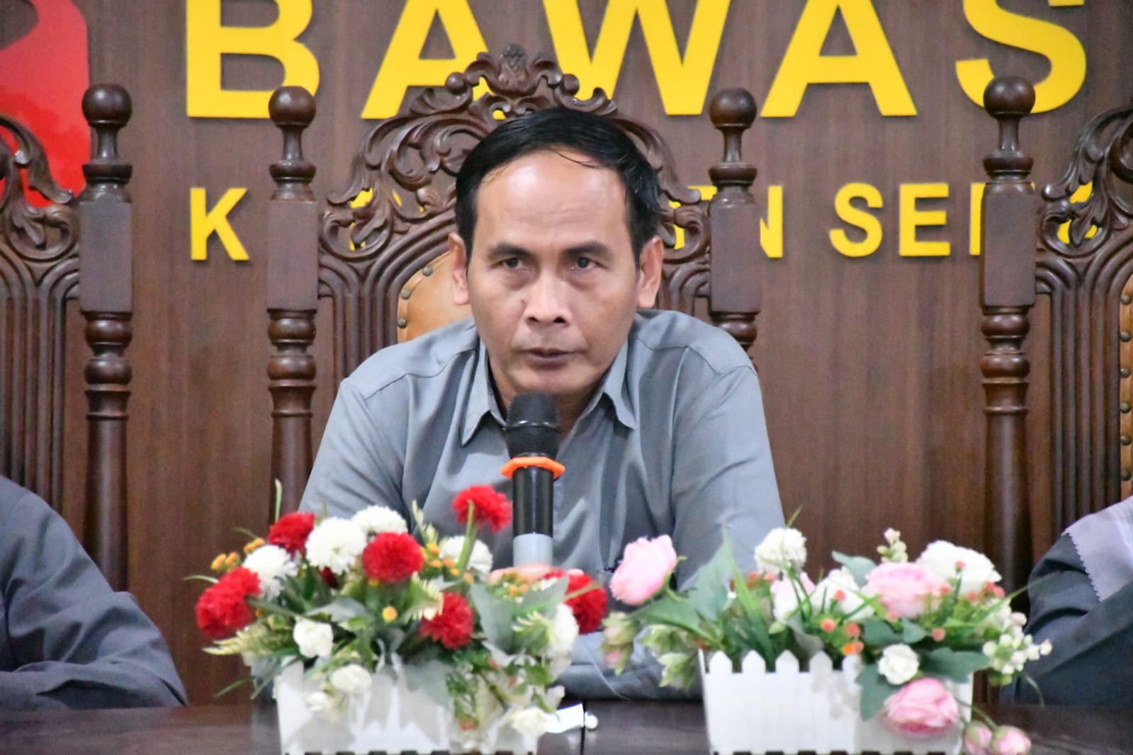 Ketua Bawaslu Kabupaten Semarang, Agus Riyanto memberikan arahan dalam Rapat Senin Bawaslu Kabupaten Semarang pada 9/3/2026.