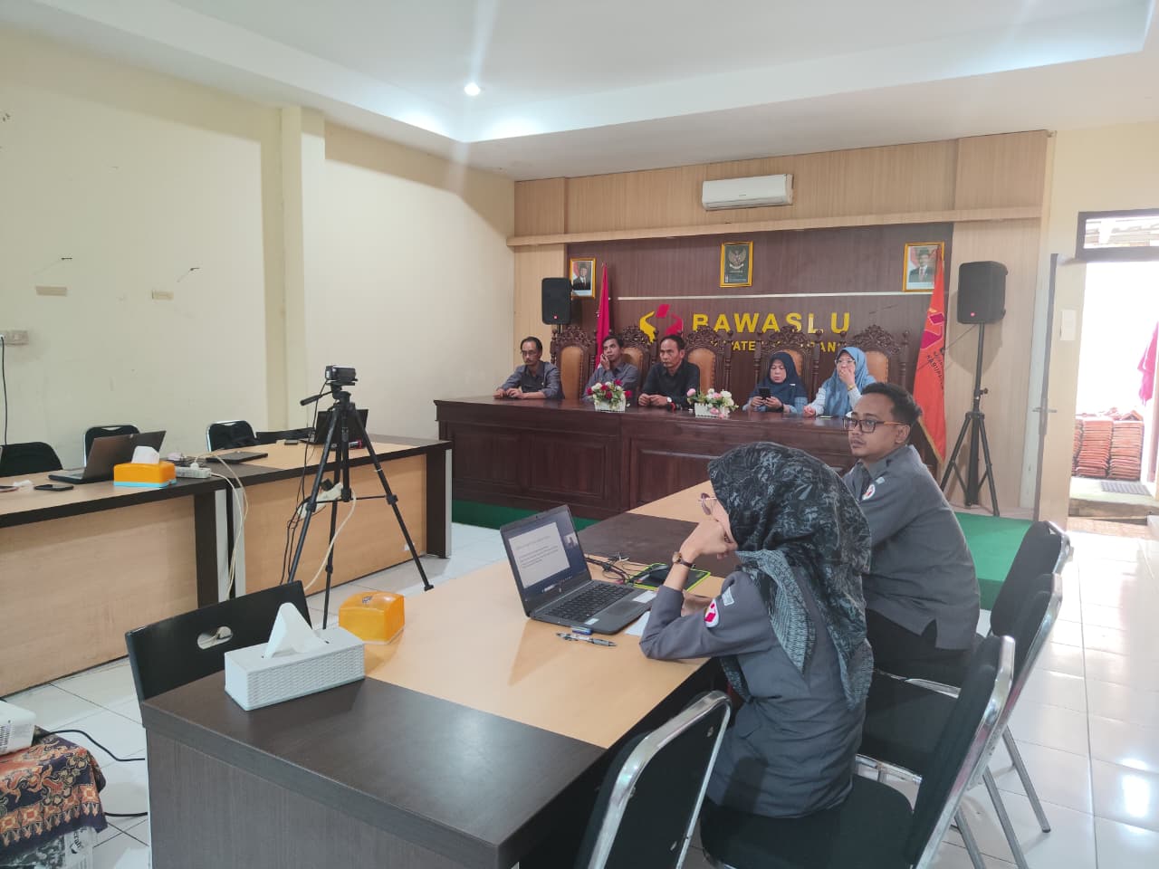 Ketua dan anggota Bawaslu Kabupaten Semarang serta pejabat struktural di lingkungan sekretariat mengikuti Rapat Supervisi dan Konsultasi Divisi Sumber Daya Manusia (SDM) dan Organisasi yang diselenggarakan oleh Bawaslu Provinsi Jawa Tengah secara daring melalui Zoom Meeting pada Selasa, 10 Maret 2026.