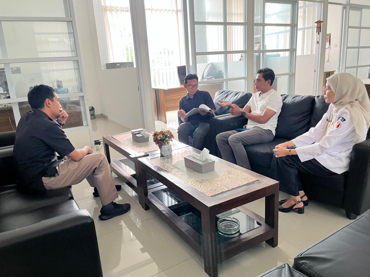 Anggota Bawaslu Kabupaten Semarang Divisi Pencegahan, Parmas dan Humas, Muharom Al Rosyid (kemeja putih) dan Kasubag Pengawasan dan Humas, Widya Astuti (kanan) dalam kegiatan penyampaian saran perbaikan PDPB Triwulan I Tahun 2026, Rabu 11 Maret 2026