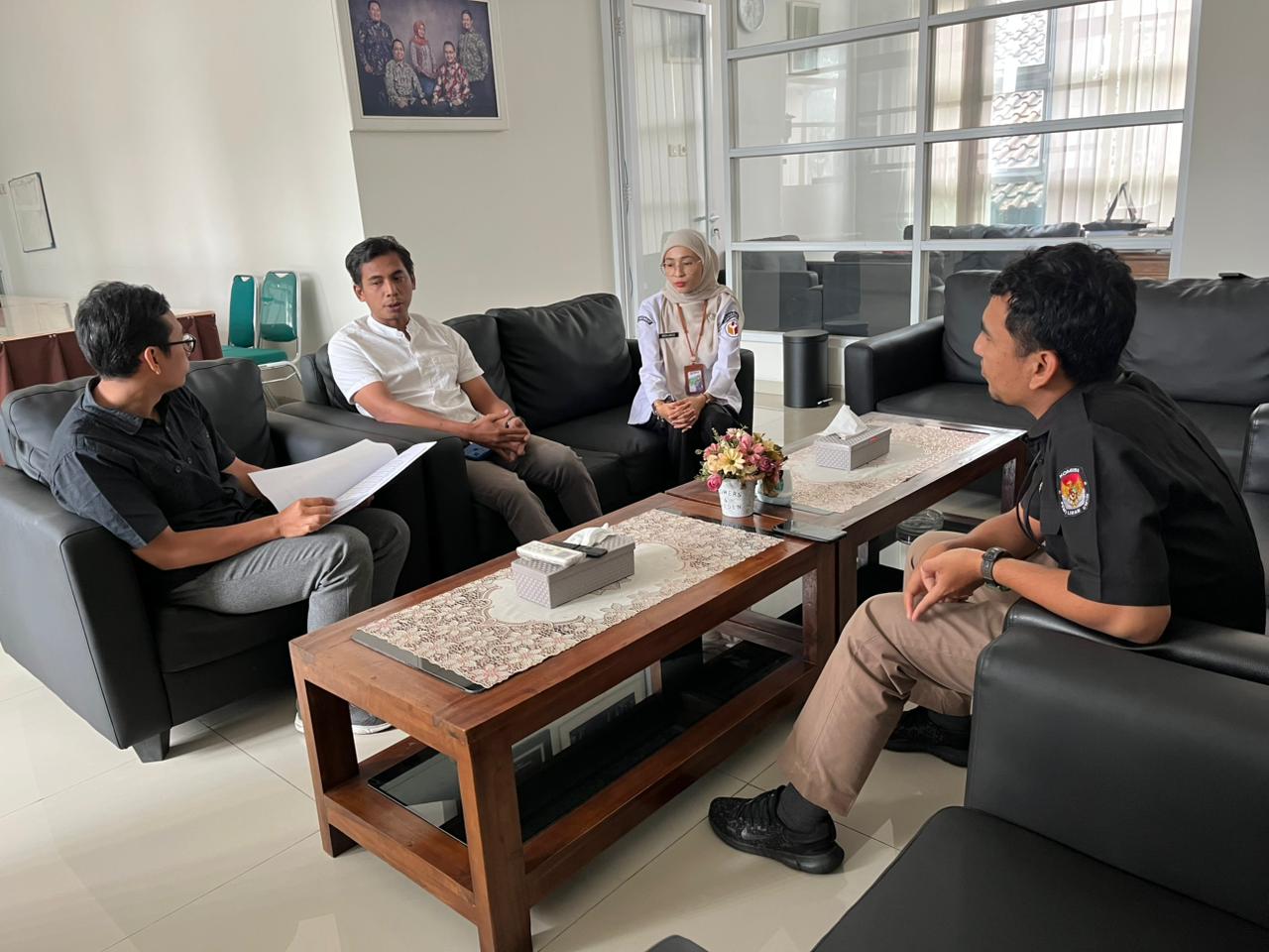 Anggota Bawaslu Kabupaten Semarang, Muharom Al Rosyid (Kemeja Putih) saat menyampaikan saran perbaikan PDPB Triwulan I Tahun 2026 ke KPU Kabupaten Semarang, Rabu 11 Maret 2026