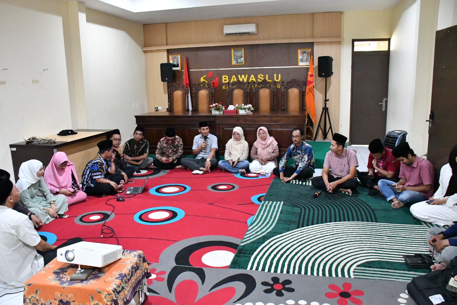 Ketua Bawaslu Kab. Smg, Agus Riyanto, S.P., S.H., Saat Sedang Membuka Kegiatan Konsolidasi Demokrasi, Kamis (12/03/2026)