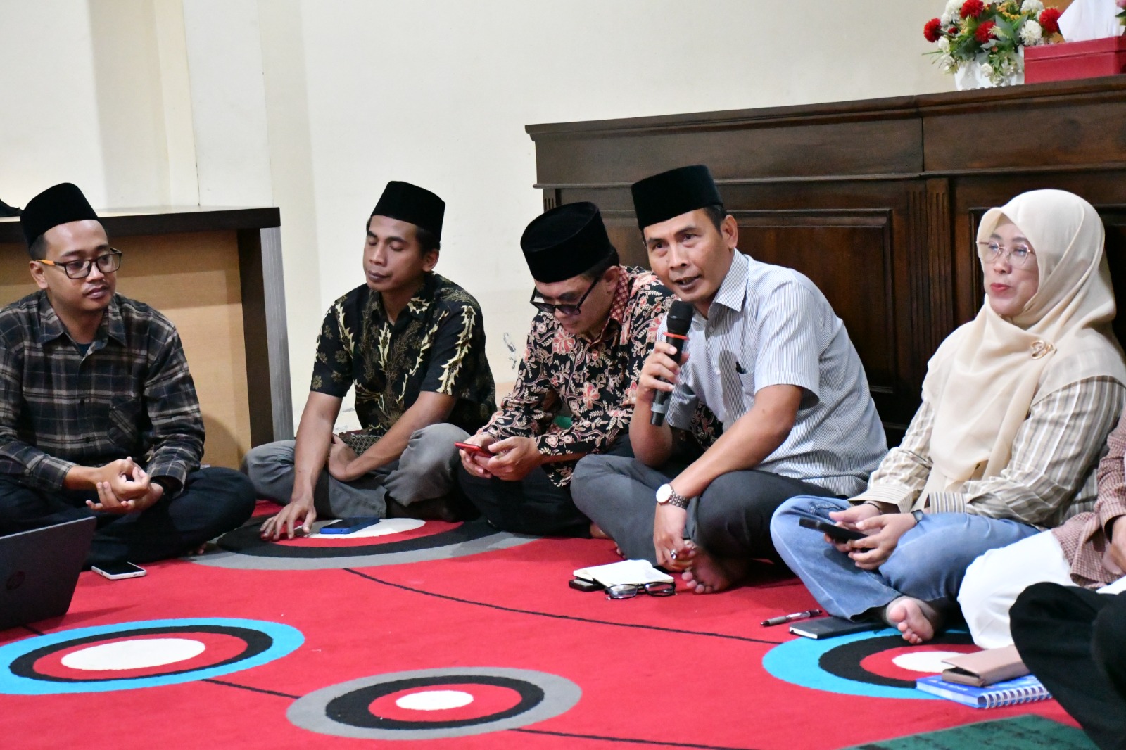 Ketua Bawaslu Kab. Smg, Agus Riyanto, S.P., S.H., Saat Sedang Membuka Kegiatan Konsolidasi Demokrasi, Kamis (12/03/2026)