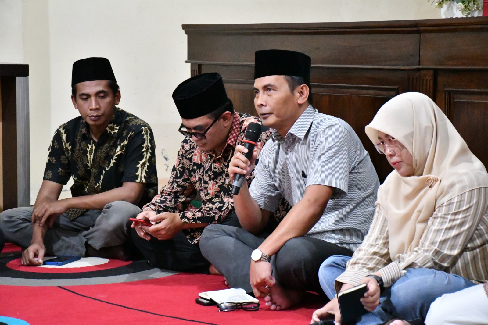 Ketua Bawaslu Kab. Smg, Agus Riyanto, S.P., S.H., Saat Sedang Membuka Kegiatan Konsolidasi Demokrasi, Kamis (12/03/2026)