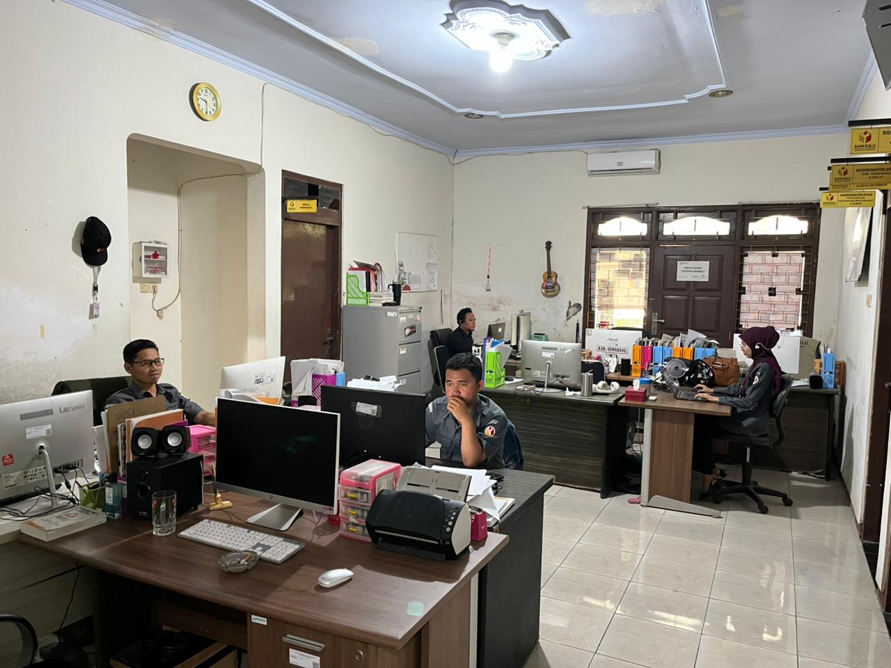 Suasana Piket Work From Office (WFO) pada Senin, 16 Maret 2026.