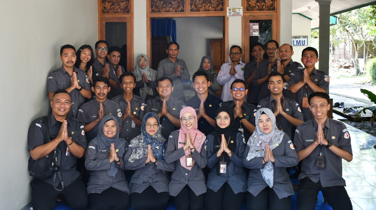 Ketua dan Anggota Bawaslu Kabupaten Semarang, jajaran sekretariat, serta keluarga besar Bawaslu pada kegiatan Halalbihalal Senin, 30 Maret 2026,
