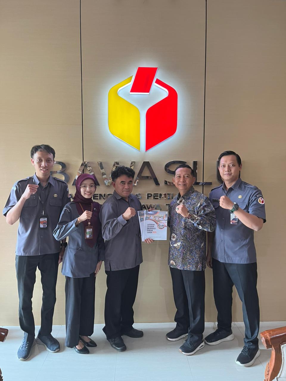 Penyerahan Laporan Informasi Publik Tahun 2025 yang diterima langsung oleh Koordinator Divisi Humas, Data dan Informasi Bawaslu Provinsi Jawa Tengah, Drs. Sosiawan, M.H. dan Kepala Bagian Hukum, Humas, dan Data Informasi, Bayu Indra Permana, S.H., M.H.