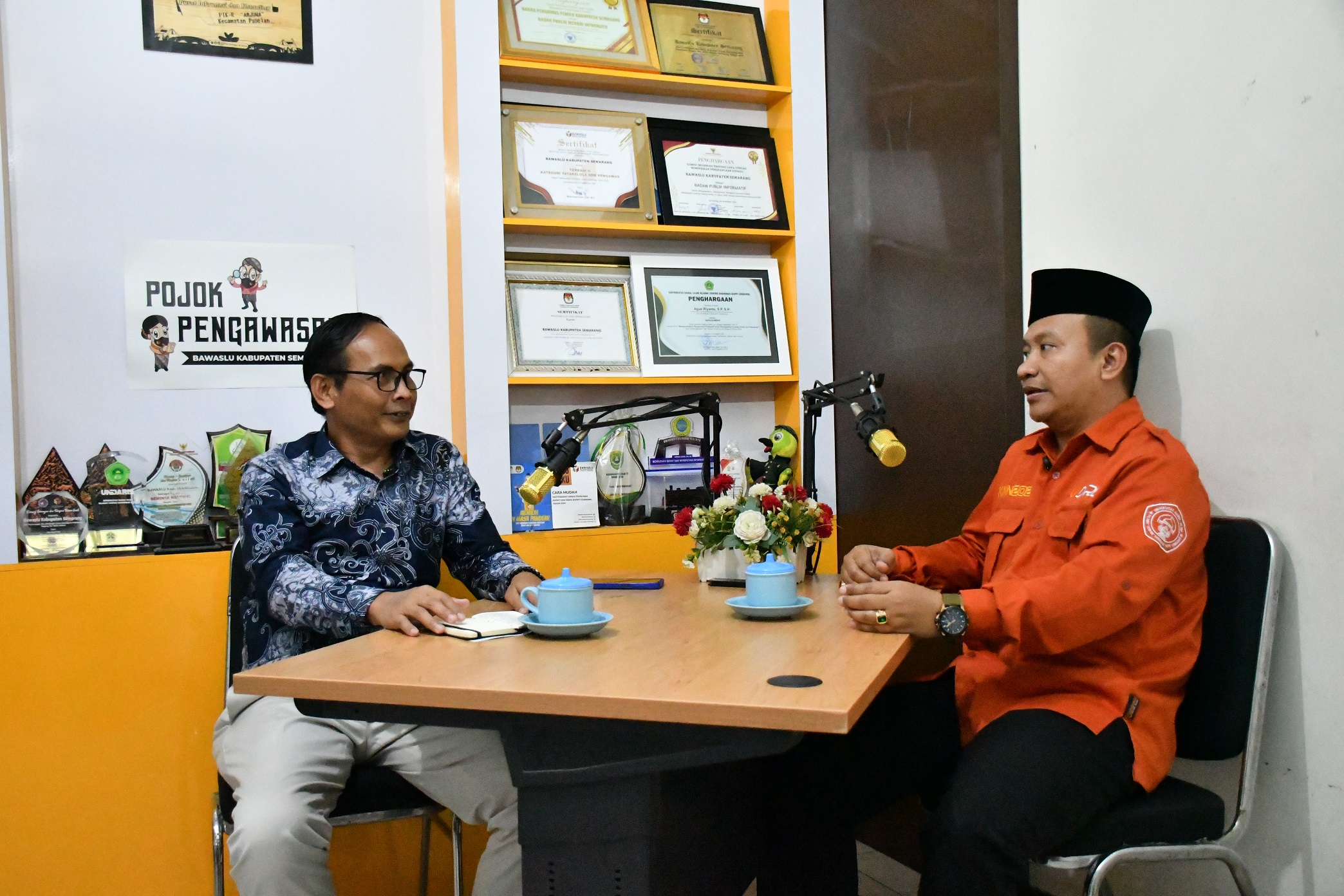 Podcast "Bawasantai" menghadirkan Dr. Naya Amin Zaini, S.H., M.H. (kanan) sebagai narasumber dan Ketua Bawaslu Kabupaten Semarang Agus Riyanto, SP, S.H. (kiri) bertindak sebagai host sekaligus moderator