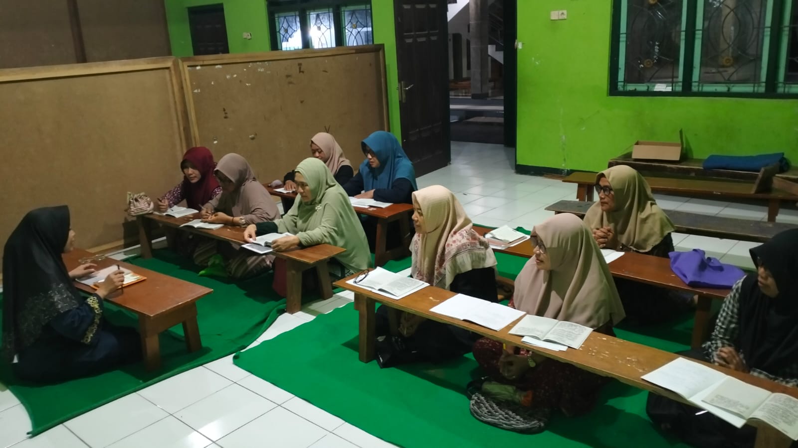 Anggota Bawaslu Kabupaten Semarang, Ummi Nu'amah (kiri) dalam kegiatan Konsolidasi Demokrasi dengan Kelompok Perempuan Pengajian di Desa Kebumen, Kecamatan Banyubiru, Selasa 10 Februari 2026