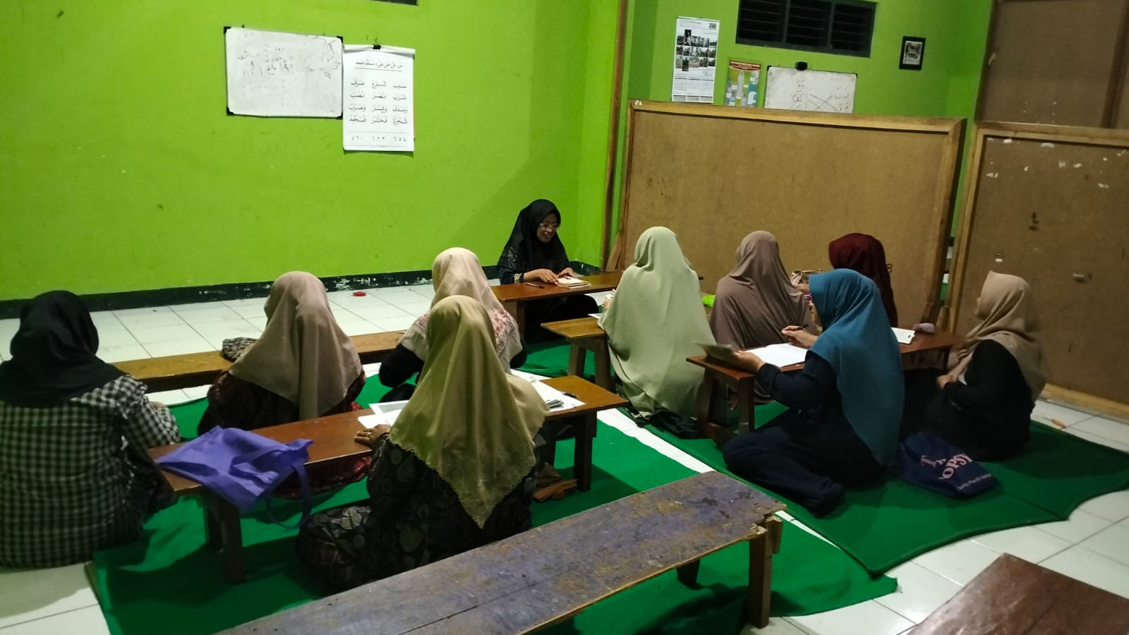 Anggota Bawaslu Kabupaten Semarang, Ummi Nu'amah (depan) dalam kegiatan Konsolidasi Demokrasi dengan Kelompok Perempuan Pengajian di Desa Kebumen, Kecamatan Banyubiru, Selasa 10 Februari 2026