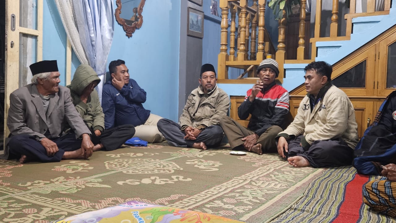 Anggota Bawaslu Kabupaten Semarang, Nurkus Budiyantomo (kanan) saat Melakukan Konsolidasi Demokrasi Dengan Masyarakat di Kantor Desa Kopeng, Kecamatan Getasan, Rabu 11 Februari 2026