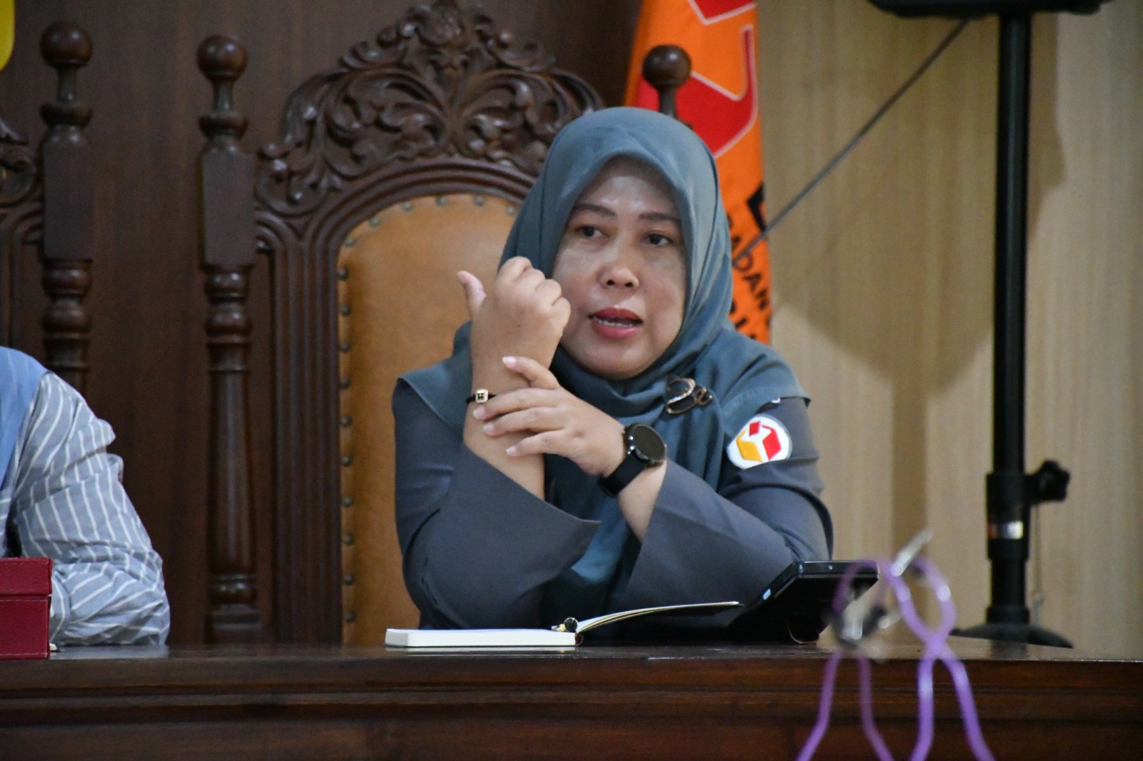 Anggota Bawaslu Kabupaten Semarang Koordinator Divisi SDMO dan Diklat, Fithriyah, pada rapat mingguan Bawaslu Kabupaten Semarang yang dilaksanakan Selasa, 31 Maret 2026.