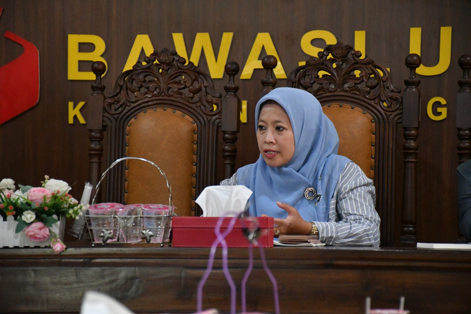 Anggota Bawaslu Kabupaten Semarang Koordinator Divisi Hukum dan Penyelesaian Sengketa, Umi Nu’ammah dalam rapat rutin mingguan pada Selasa, 31 Maret 2026.