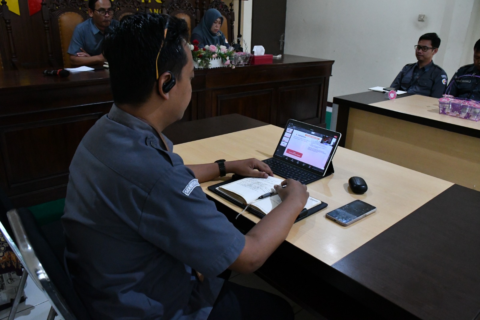 Kepala Sub bagian Penanganan Pelanggaran, Penyelesaian Sengketa Proses Pemilu dan Hukum, Virendra Eka mengikuti Rapat Rutin Mingguan Bawaslu RI pada Selasa, 31 Maret 2026.