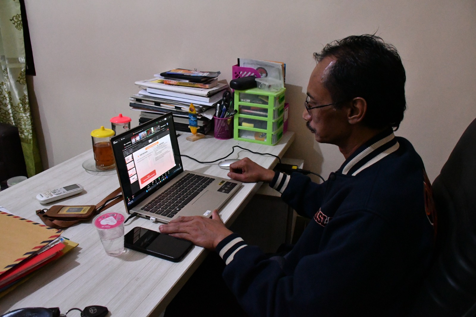 Kepala Sekretariat mengikuti Rapat Rutin Mingguan Bawaslu RI secara daring melalui zoom meeting, pada Selasa, 31 Maret 2026.