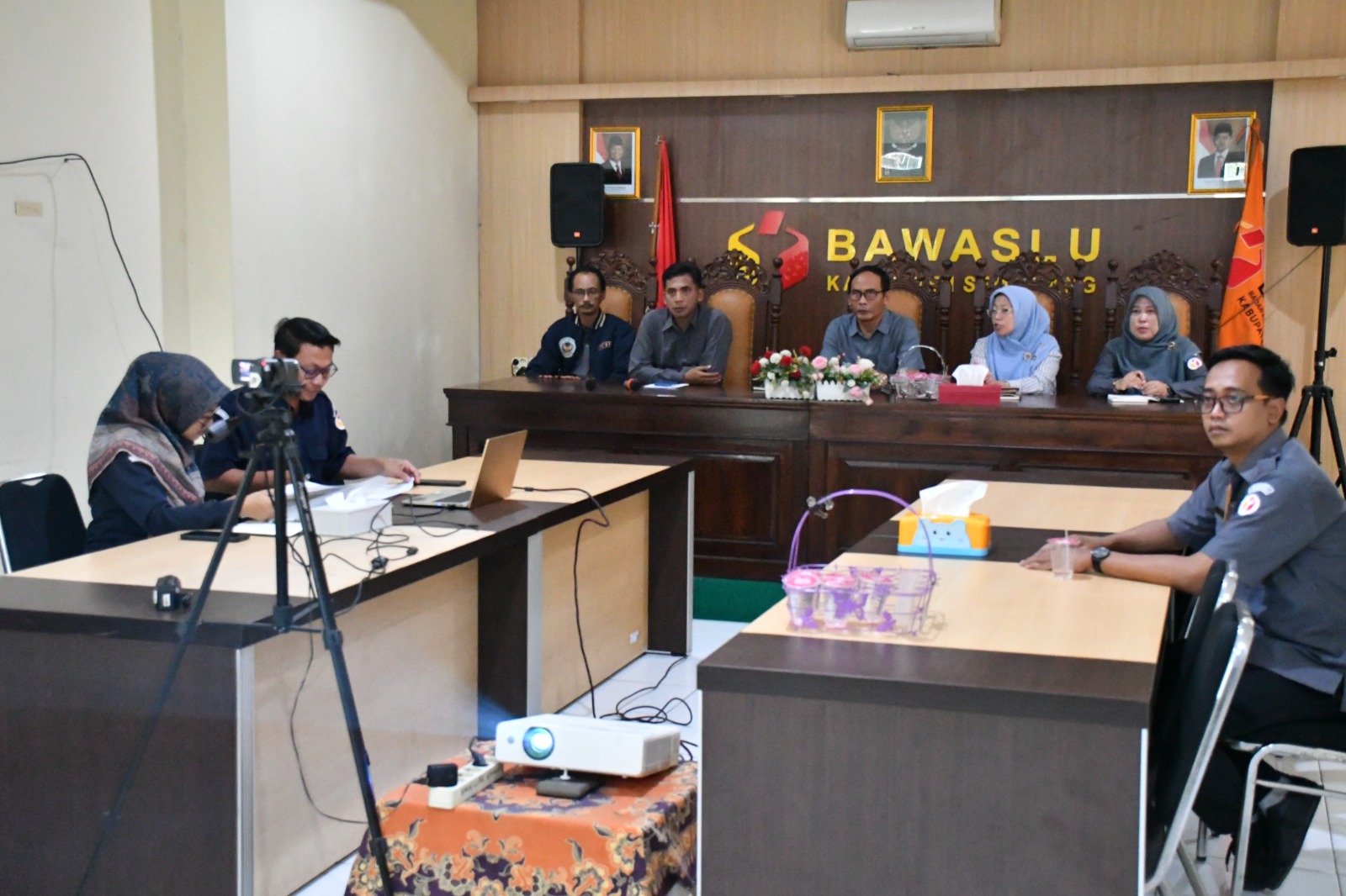 Jajaran pimpinan dan sekretariat Bawaslu Kabupaten Semarang mengikuti Rapat Pembahasan Perubahan Rencana Anggaran Biaya (RAB) Bawaslu Kabupaten/Kota Tahun Anggaran 2026 pada Selasa, 31 Maret 2026.