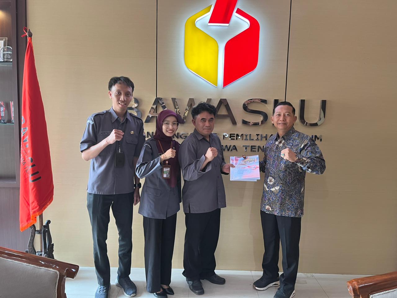 Penyerahan Laporan Layanan Informasi Publik Tahun 2025 kepada Bawaslu Provinsi Jawa Tengah pada Selasa, 31 Maret 2026.