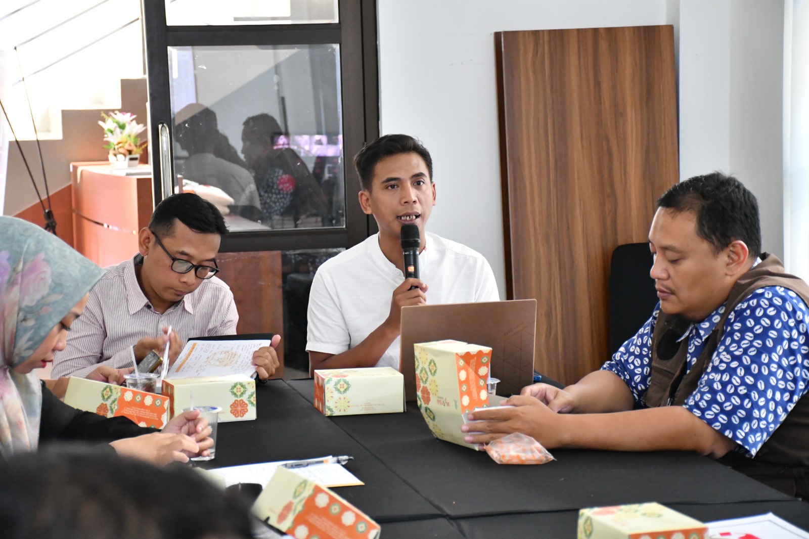 Anggota Bawaslu Kabupaten Semarang, Muharom Al Rosyid (tengah) saat Rapat Pemutakhiran Data Pemilih Berkelanjutan Triwulan I Tahun 2026 di KPU Kabupaten Semarang, Rabu 1 April 2026