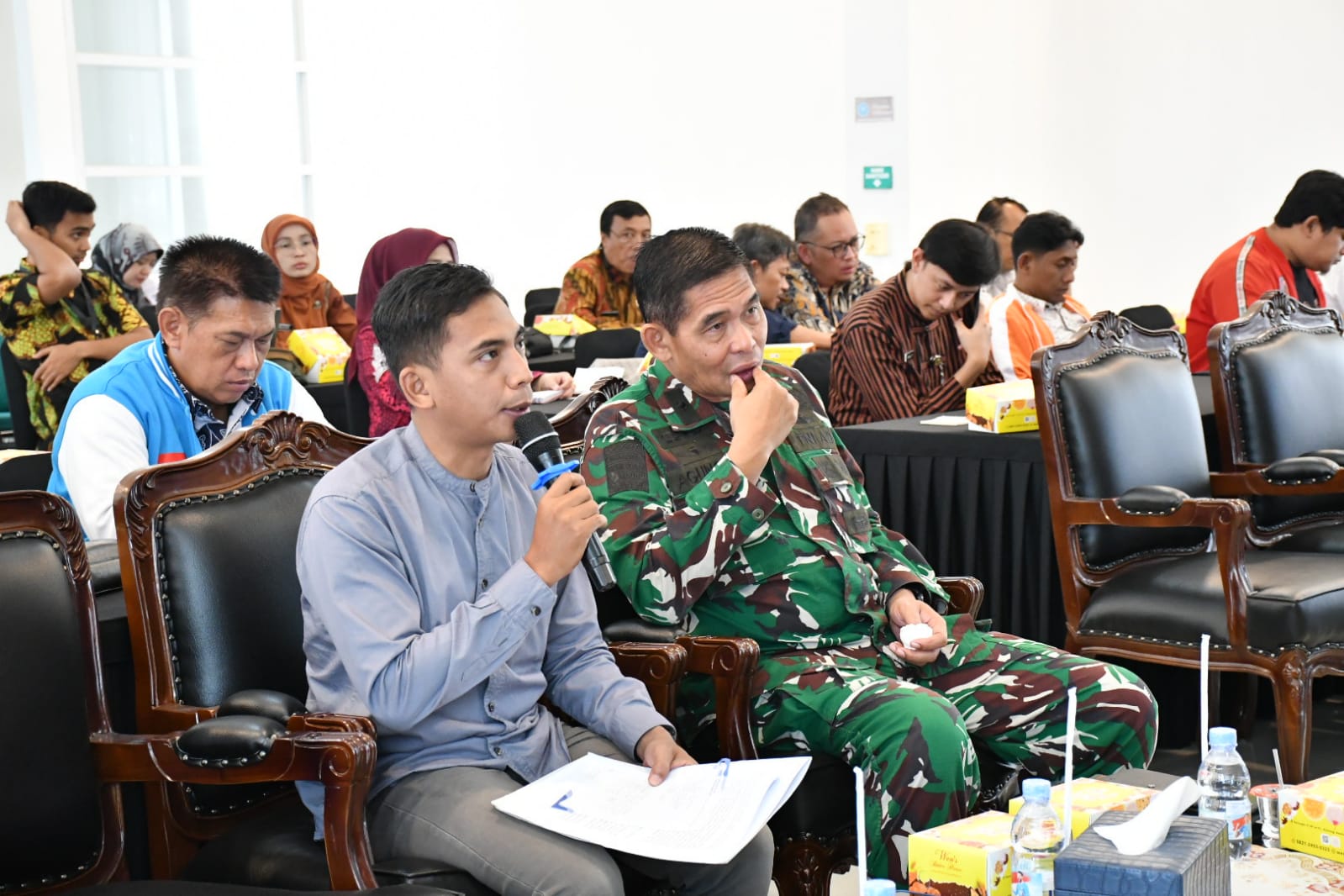 Anggota Bawaslu Kabupaten Semarang, Muharom Al Rosyid (pertama kiri) menyampaikan catatan dalam Rapat Pleno Terbuka Rekapitulasi Daftar Pemilih Berkelanjutan (DPB) Triwulan I Tahun 2026 pada Kamis, 2 April 2026 di Kantor KPU Kabupaten Semarang.