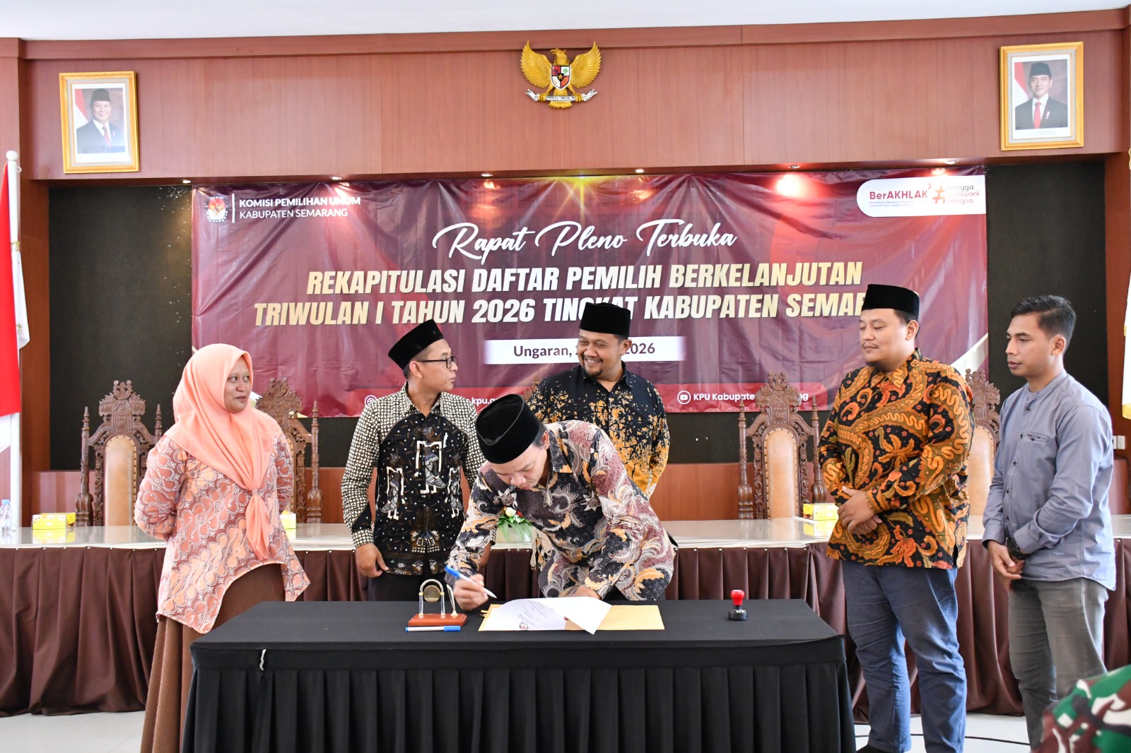 Proses Penandatanganan Berita Acara Rekapitulasi Daftar Pemilih Berkelanjutan Triwulan I tahun 2026, Kamis 2 April 2026