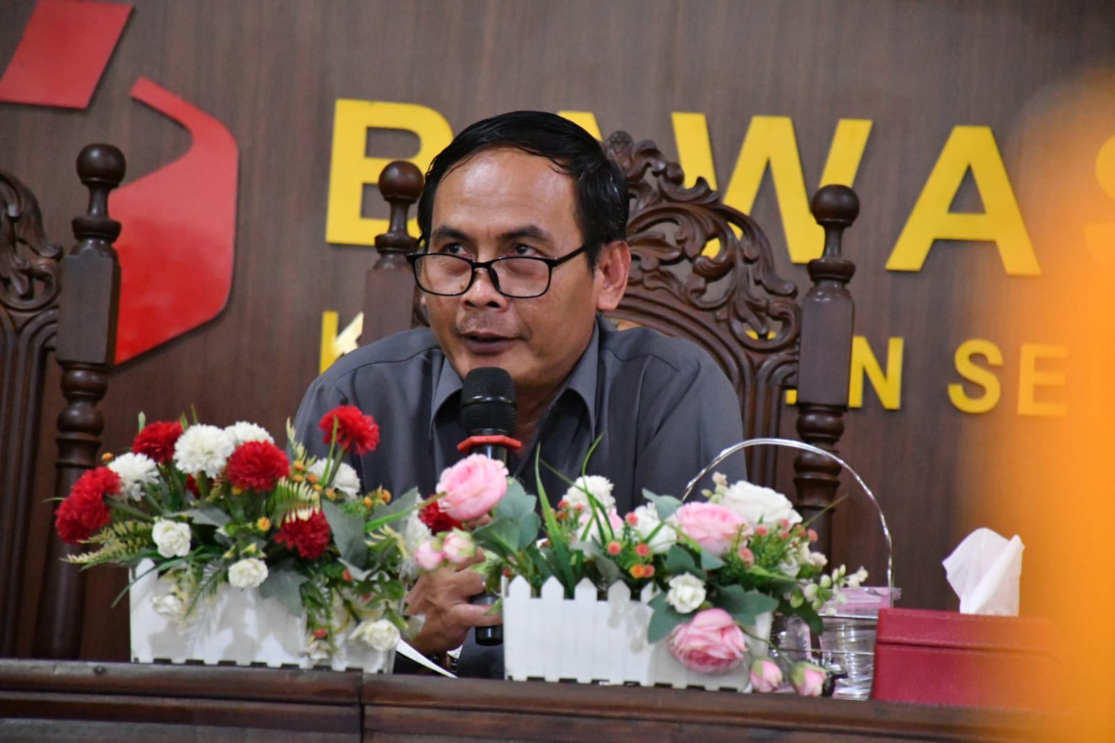 Ketua Bawaslu Kabupaten Semarang, Agus Riyanto pimpin Rapat Rutin Seninan pada Selasa, 6 April 2026.