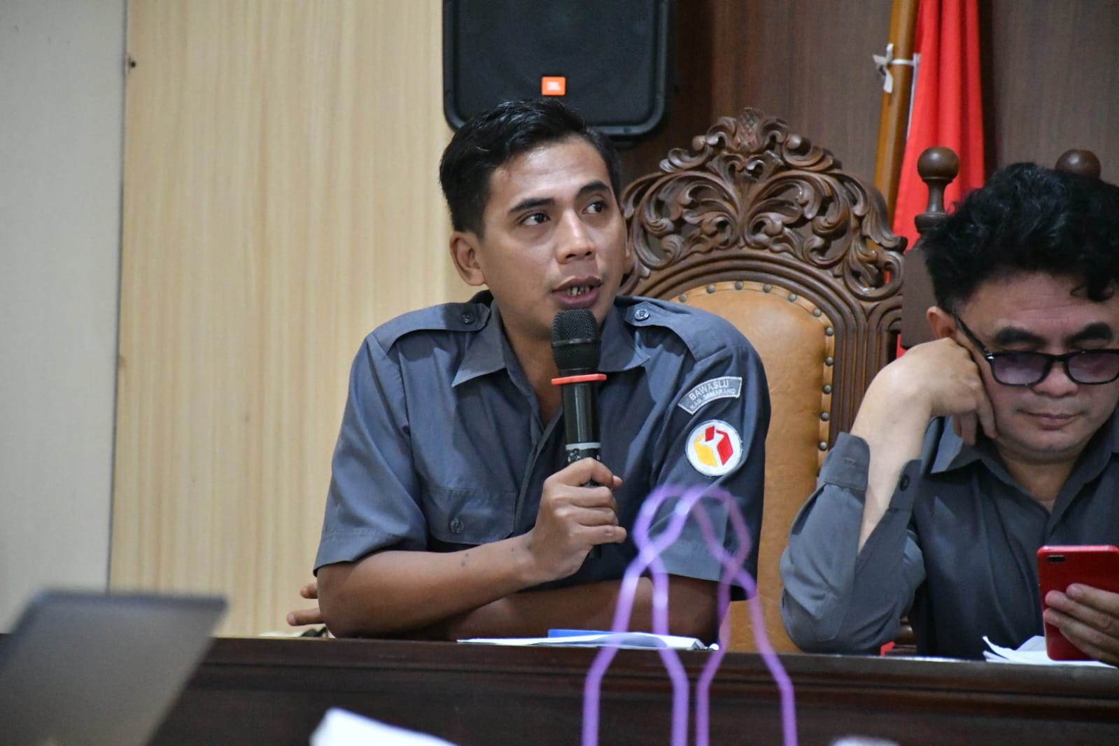 Koordinator Divisi Penanganan Pelanggaran dan Penyelesaian Sengketa (P2H), Muharom Al Rosyid dalam Rapat Rutin Seninan pada Selasa, 6 April 2026.