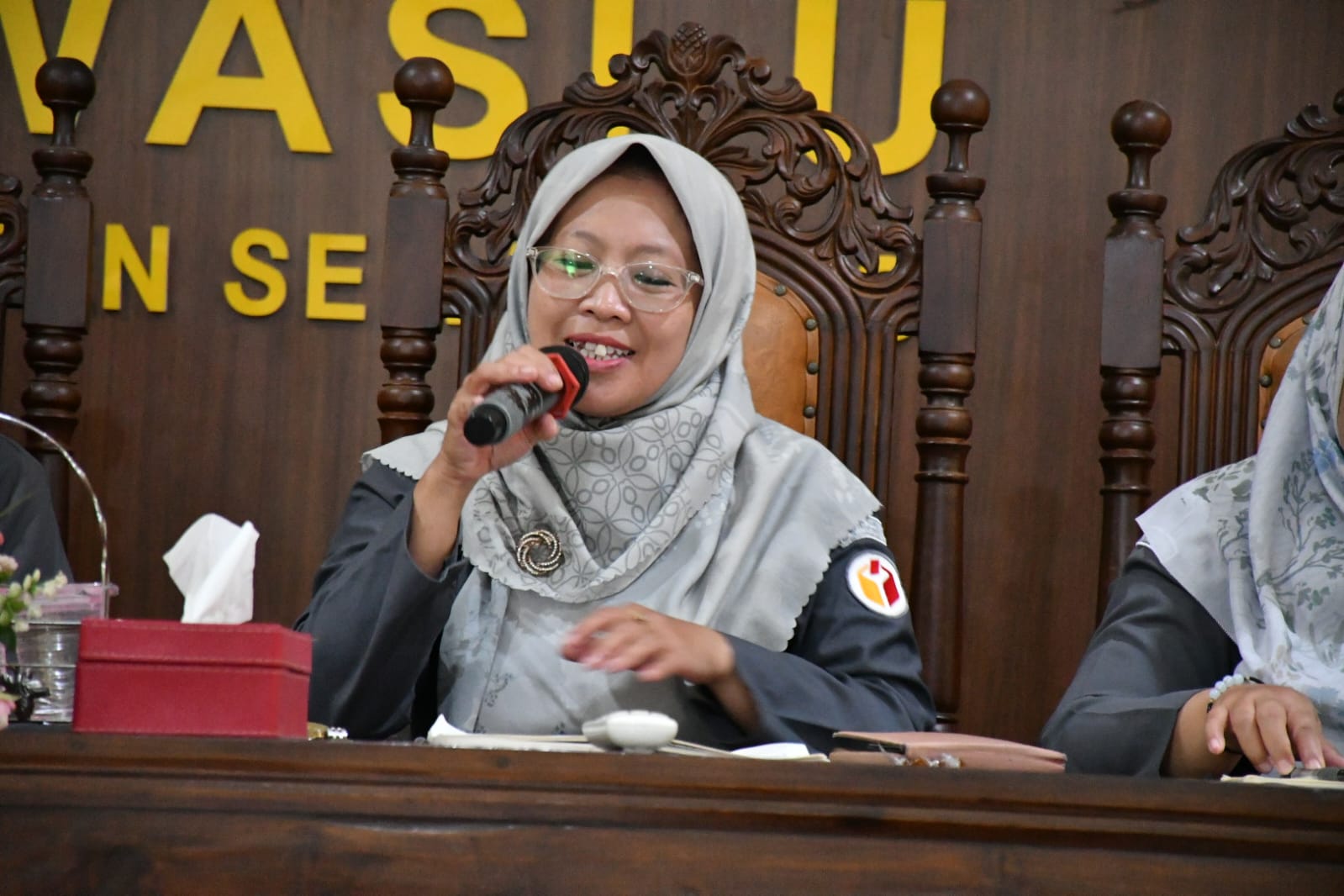 Koordinator Divisi Hukum dan Penyelesaian Sengketa Proses, Ummi Nuamah dalam Rapat Rutin Seninan pada 6 April 2026.