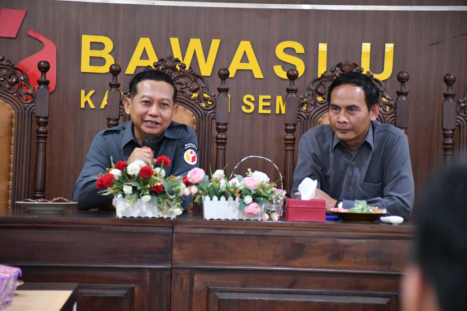 Koordinator Divisi Humas dan Data Informasi Bawaslu Provinsi Jawa Tengah, Sosiawan (kiri) dalam kegiatan supervisi pembinaan kelembagaan pada Senin, 6 April 2026.