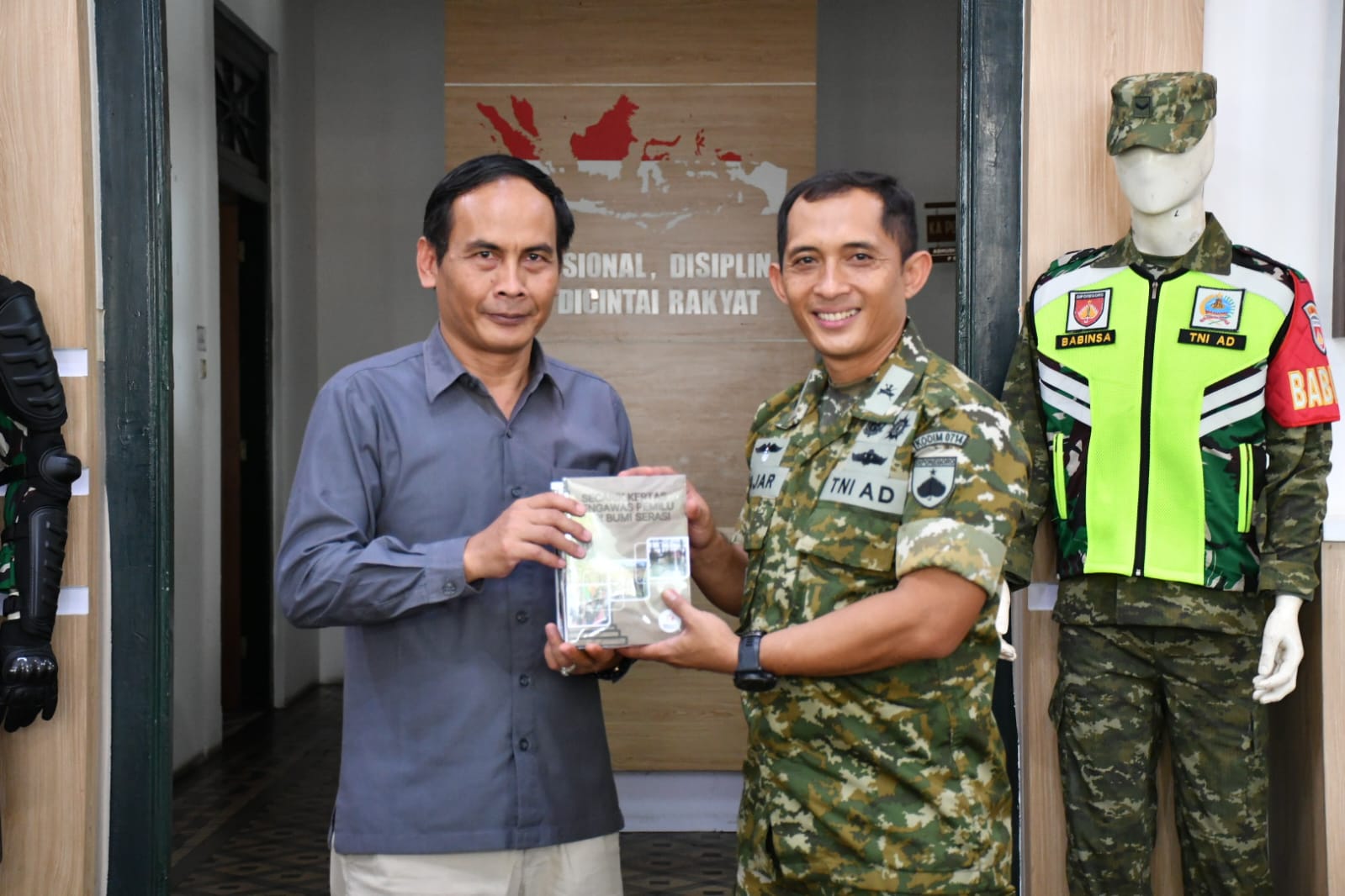 Penyerahan Buku Publikasi Bawaslu Kabupaten Semarang kepada Kodim 0714/Salatiga pada Selasa, 7 April 2026.