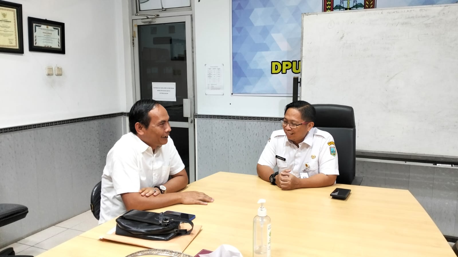 Ketua Bawaslu Kabupaten Semarang, Agus Riyanto(kiri) melaksanakan audiensi dengan Plt Kepala Dinas Pekerjaan Umum Kabupaten Semarang, Danang EW (kanan) pada Rabu (8/4/2026).