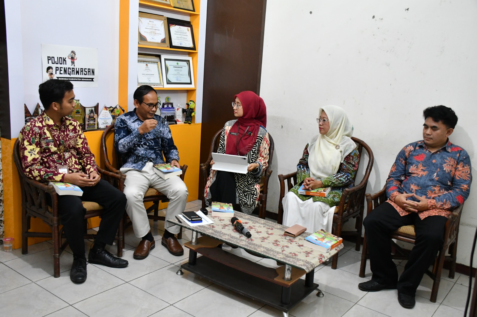 Pelaksanaan Bedah Buku Wasit Demokrasi Melalui Podcast Bawasantai Bawaslu Kabupaten Semarang, Kamis 9 April 2026