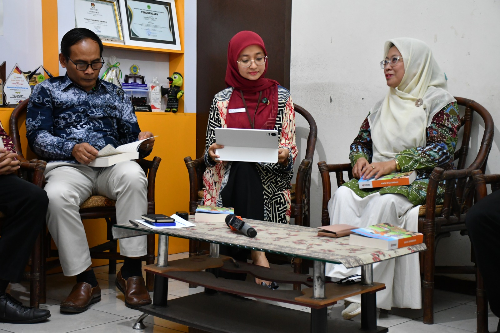 Ketua Bawaslu Kabupaten Semarang, Agus Riyanto dalam Kegiatan Podcast Bawasantai Edisi Bedah Buku Wasit Demokrasi, Kamis 9 April 2026