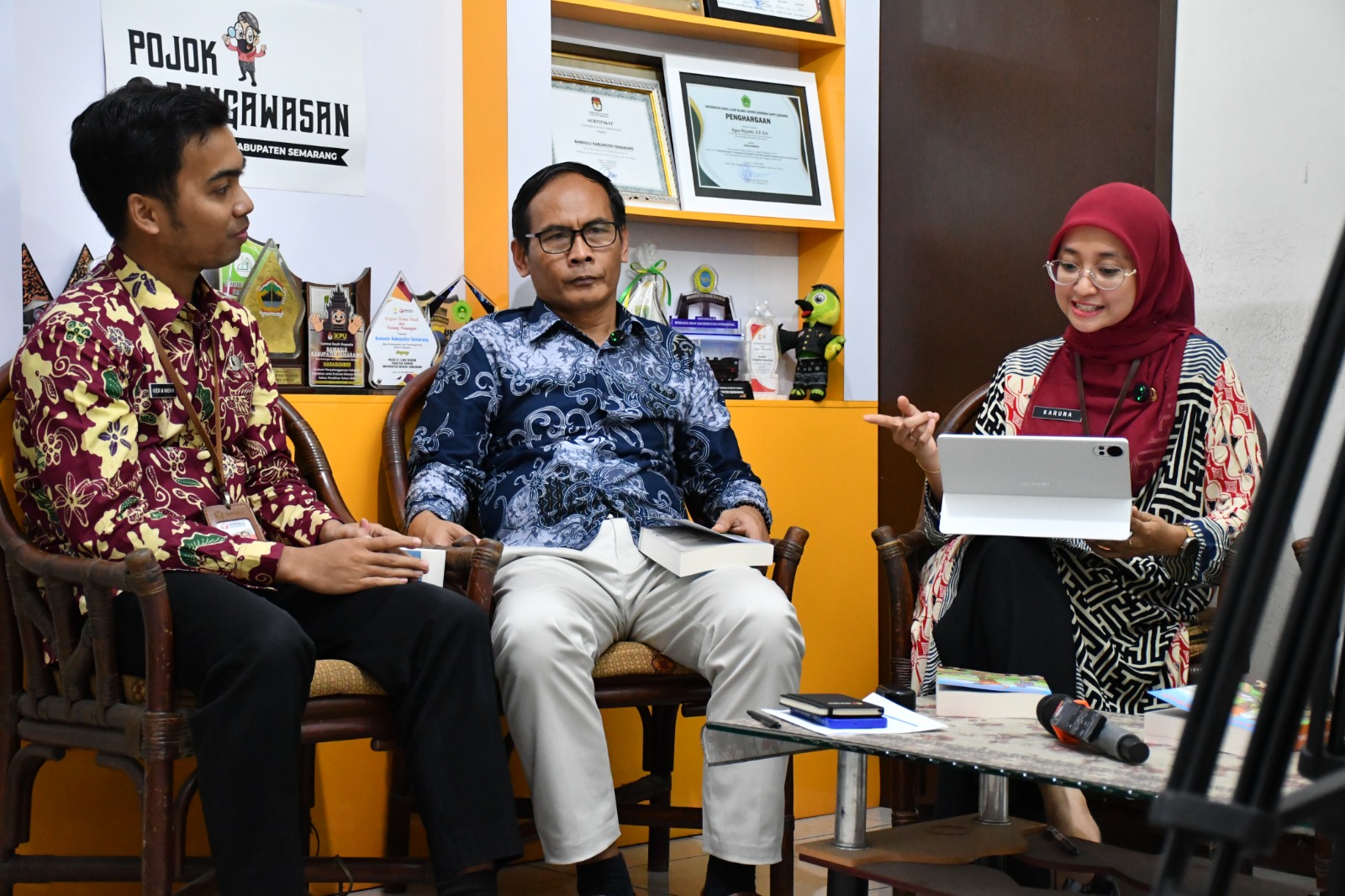 Staf Sekretariat Bawaslu Kabupaten Semarang, Noor M Nasyar (kiri) dalam Giat Podcast Bawasantai Buku Wasit Demokrasi, Kamis 9 April 2026