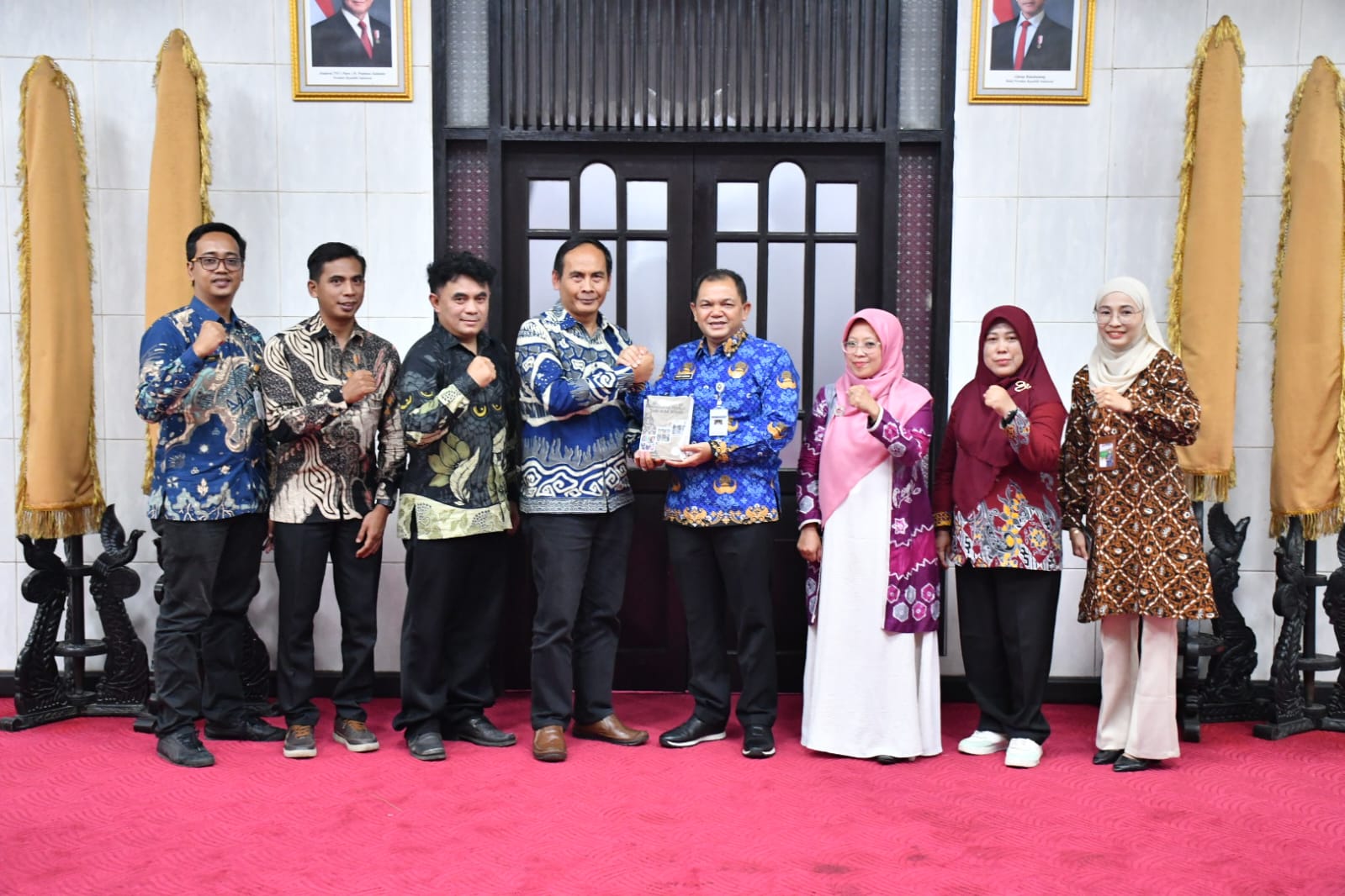 Penyerahan Buku Publikasi Bawaslu Kabupaten Semarang kepada Bupati Semarang