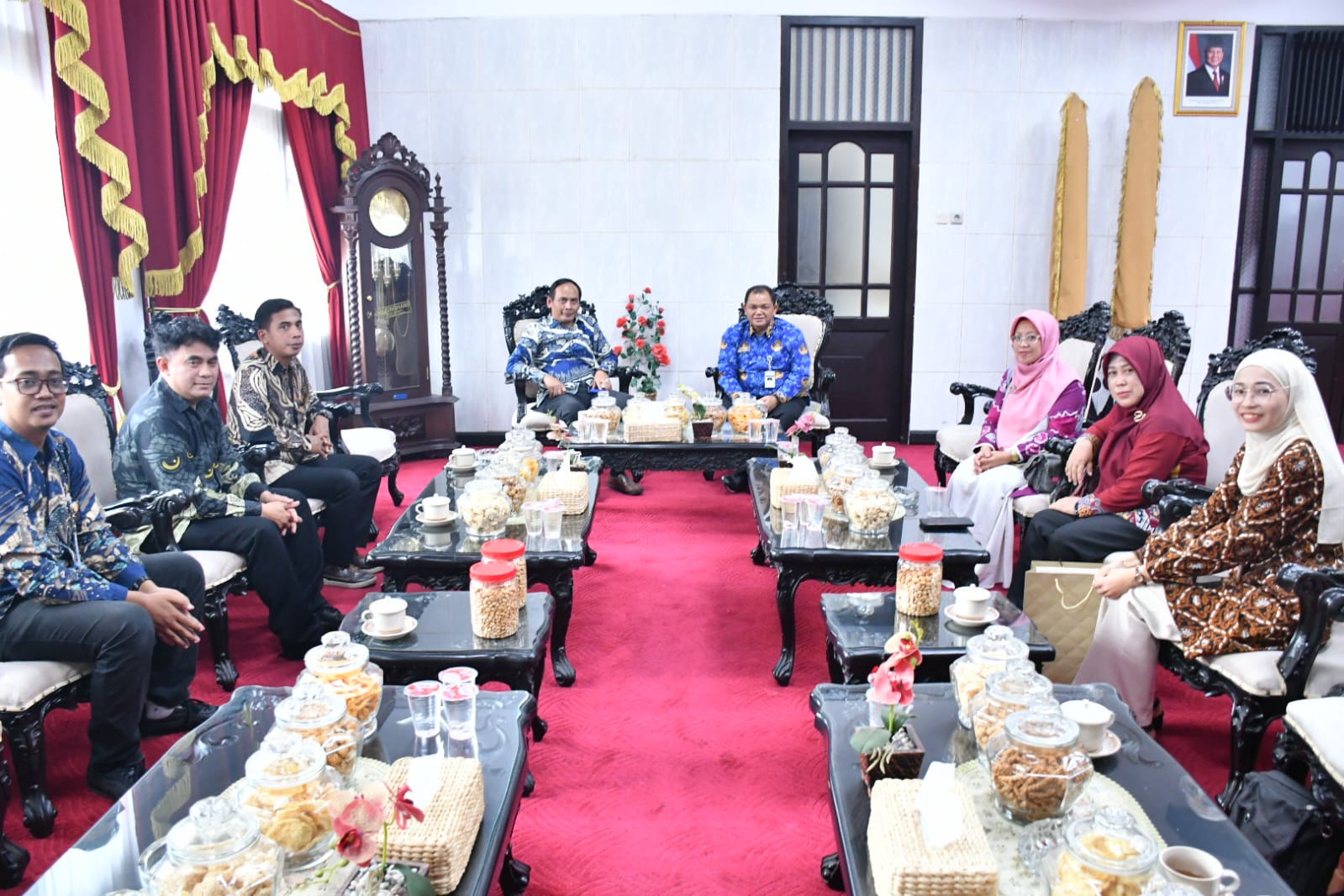 Suasana hangat silaturahmi dan konsolidasi demokrasi antara Bawaslu Kabupaten Semarang dan Bupati Semarang di Rumah Dinas Bupati Semarang pada Jumat, 10 April 2026.