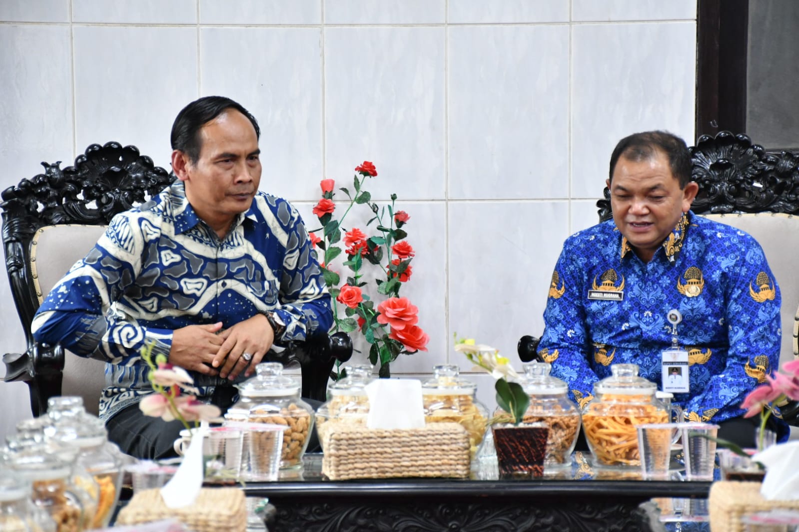 Ketua Bawaslu Kabupaten Semarang, Agus Riyanto, S.P., S.H. (kiri) bersama Bupati Semarang, H. Ngesti Nugraha, S.H., M.H. (kanan) dalam kegiatan konsolidasi demokrasi sekaligus silaturahmi di Rumah Dinas Bupati Semarang pada Jumat, 10 April 2026.