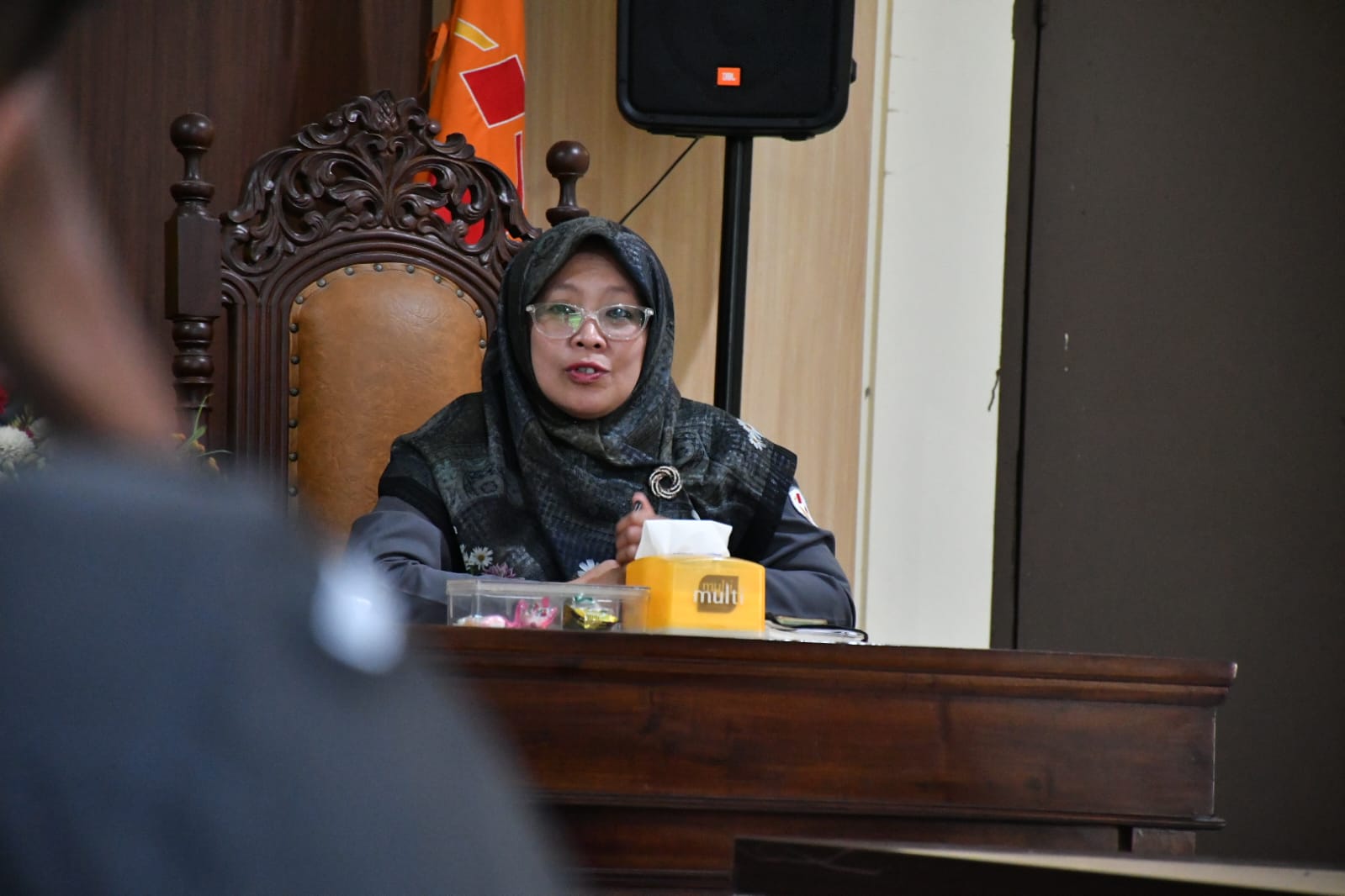 Koordinator Divisi Hukum dan Penyelesaian Sengketa Proses (HPS), Ummi Nu'amah dalam rapat rutin Seninan Bawaslu Kabupaten Semarang pada Senin, 13 April 2026.