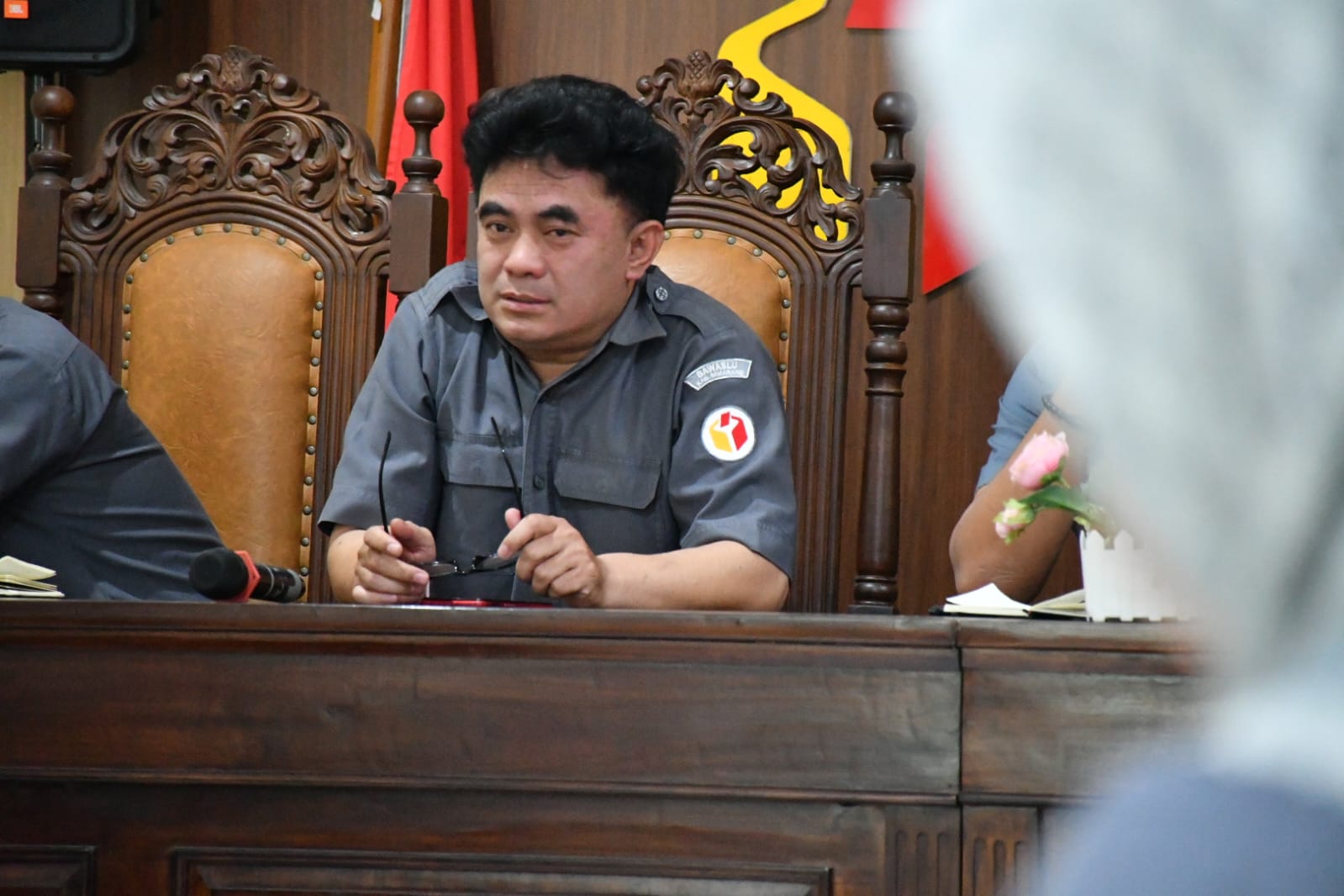 Koordinator Divisi Penanganan Pelanggaran (PP), Nurkus Budiantomo, dalam rapat rutin Seninan Bawaslu Kabupaten Semarang pada Senin, 13 April 2026.