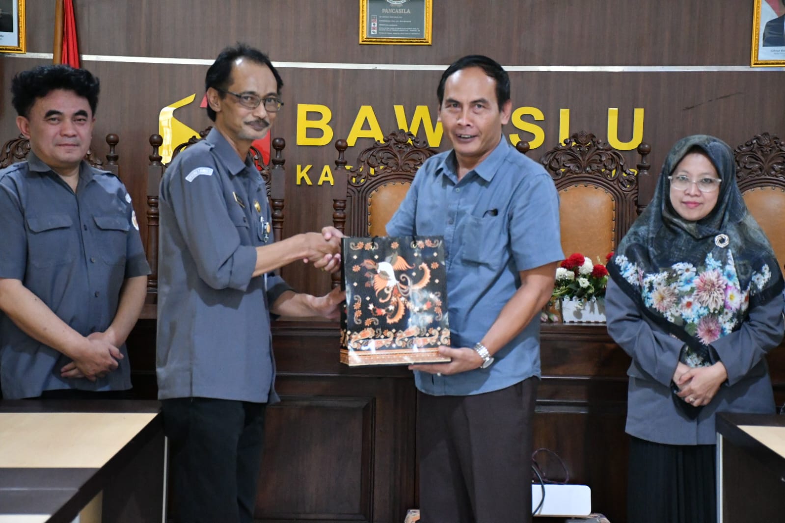 Simbolisasi Penyerahan Apresiasi Satyalancana Karya Satya XXX Tahun oleh Ketua Bawaslu Kabupaten Semarang (kedua kanan) kepada Kepala Sekretariat (kedua kiri) pada Senin (13/4/2026).